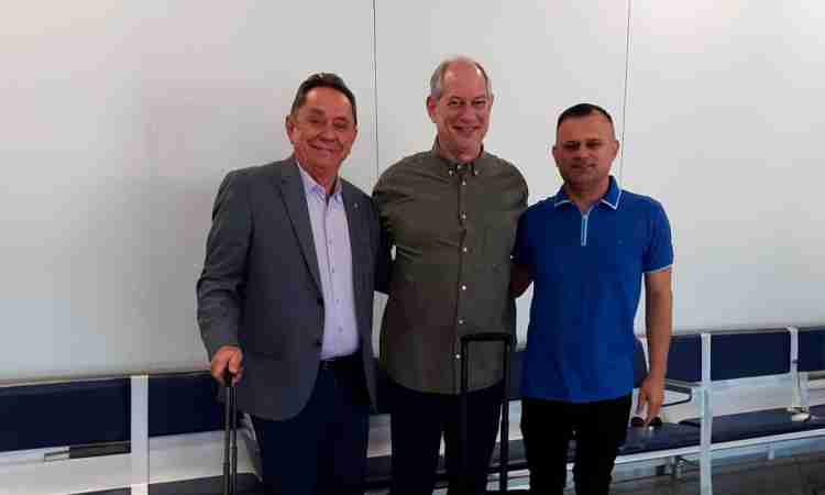 Presidente e Conselheiro do CRA-CE têm Encontro Inusitado com Ciro Gomes no Aeroporto de Fortaleza
