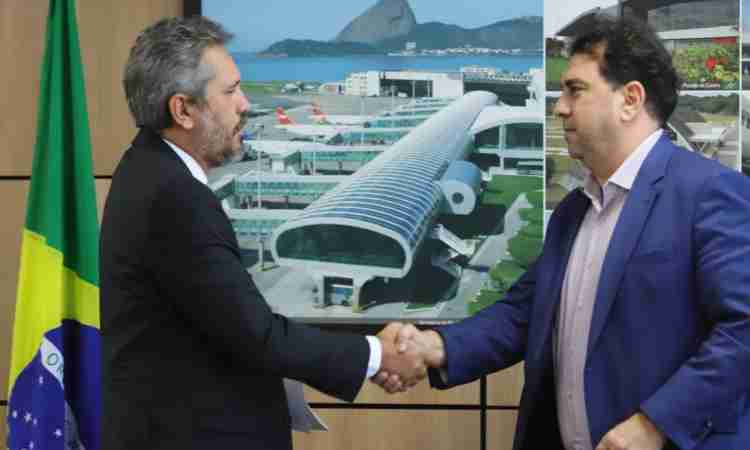 Elmano discute ampliação do Aeroporto de Quixadá durante reunião em Brasília
