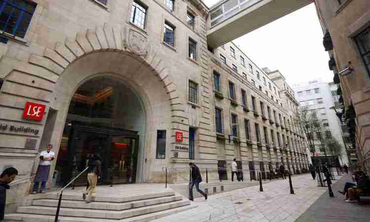 Santander e LSE oferecem mil bolsas de estudo para aprender os conceitos de um MBA