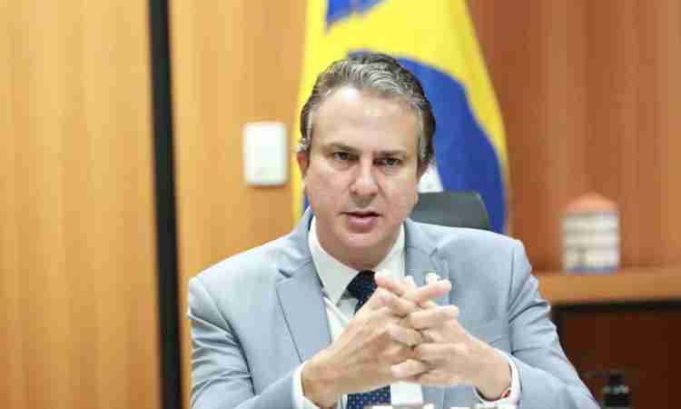 Ministro da Educação, Camilo Santana (PT), discute financiamento para fiscalização do ensino superior privado e planos para o Fies