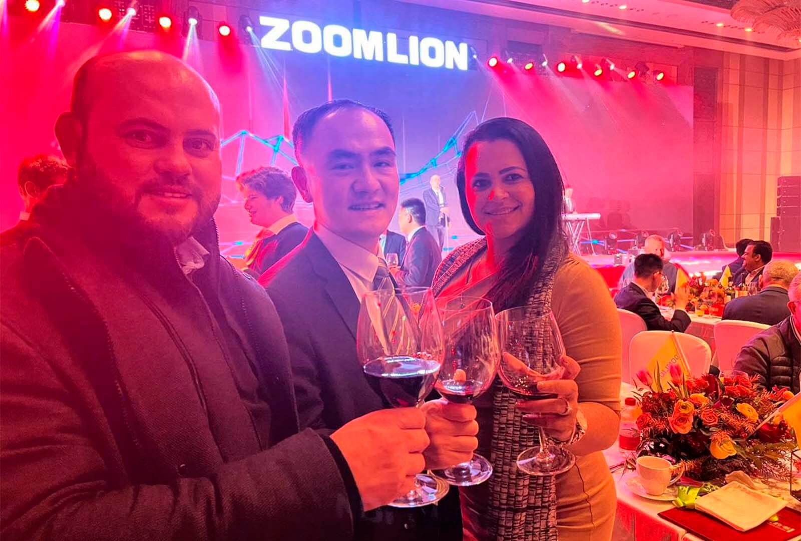 Aldyfredo Mendes, Gustavo Gu, Monica Mendes, respectivamente, em Encontro Anual da Zoomlion (Shangsha, China, 2024)