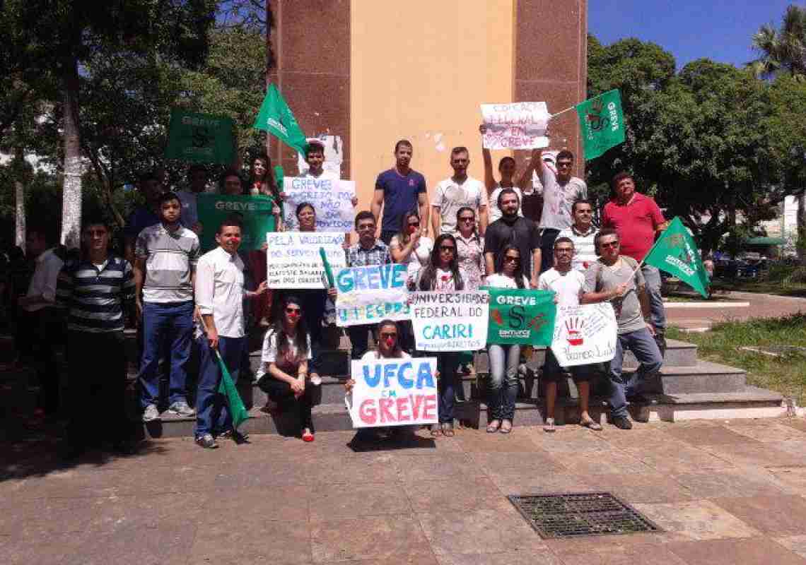 Greve UFCA: Servidores reivindicam melhores condições e participação do presidente Lula
